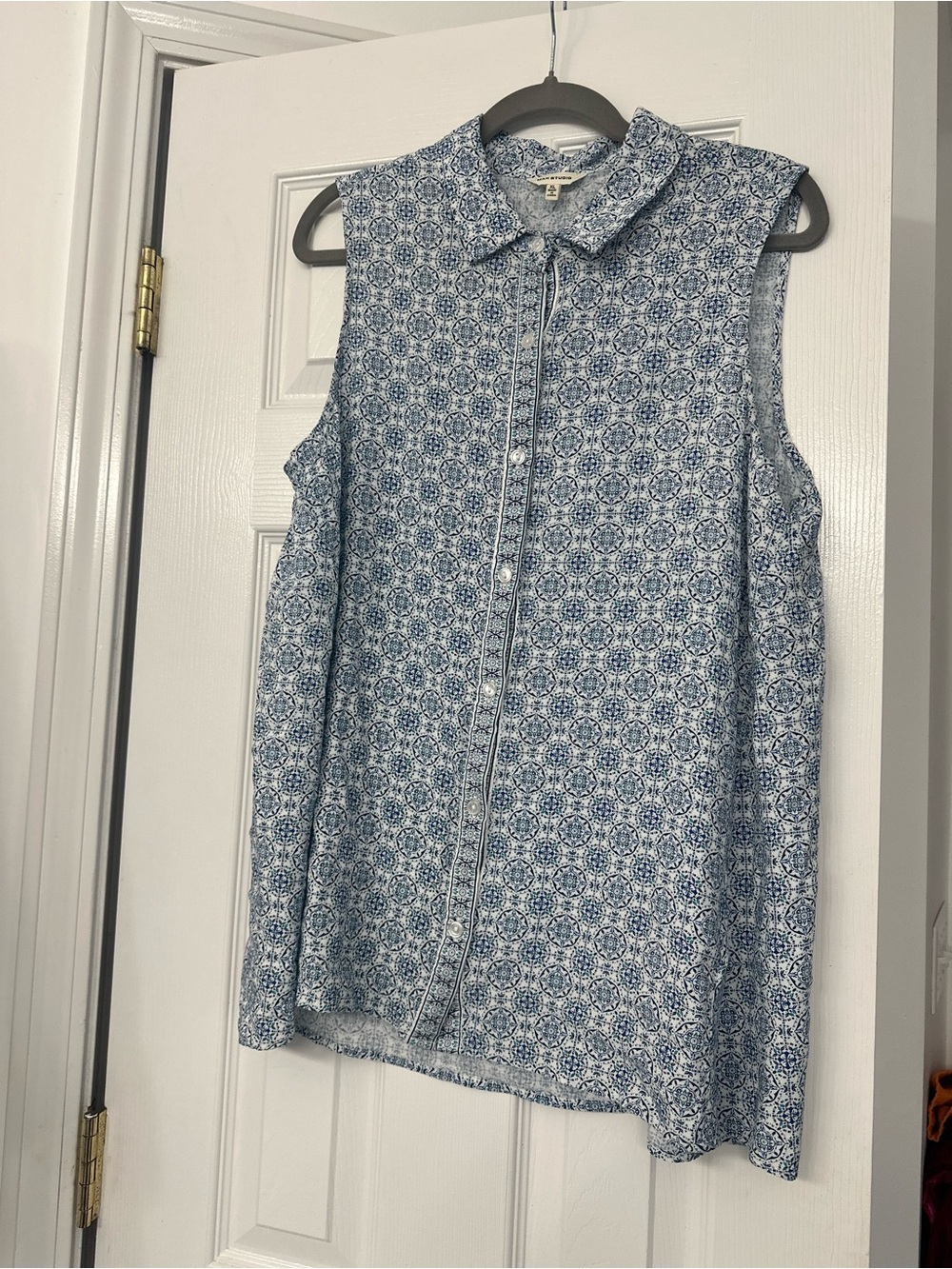 Max Studio Sleeveless Blue Medallion Button-Up Blouse